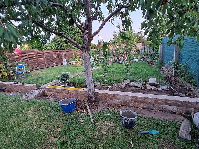 Kertépítés és kertrendezés folyamatban